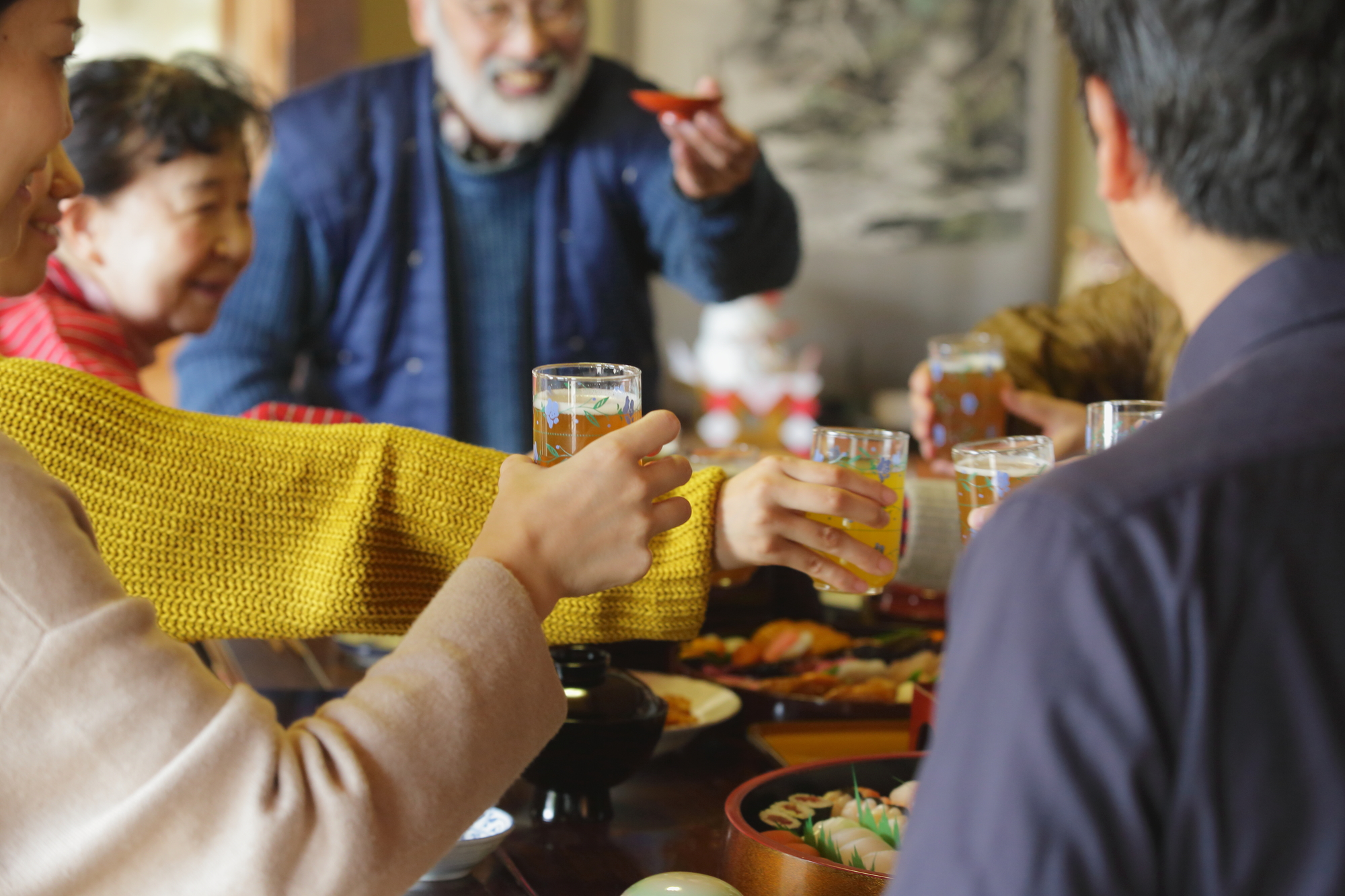 親族で還暦祝いの食事をする際は華やかなお祝いを